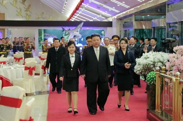 “붕어빵이 따로없네”...아빠 손 꼭잡고 인민군 숙소 방문한 北 김정은 딸 김주애 근황