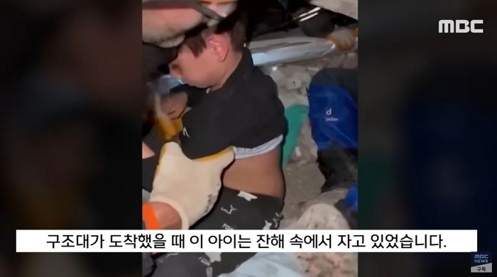 지진 난 줄도 모르고 ‘꿀잠’ 자다가 구조된 아이...구조대원이 아이가 놀랄까 봐 처음으로 해준 말 (영상)