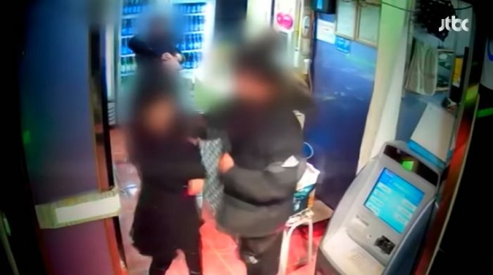 “비즈니스가 안 돼 먹었다”...노래방 도우미가 바지 입었다고 업주 무차별 폭행한 남성 (영상)