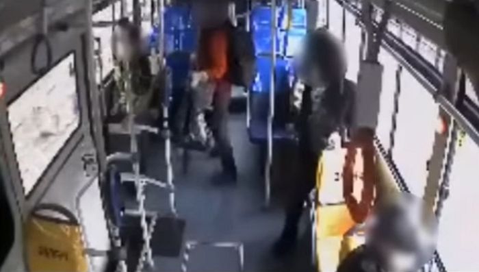 “버스 멈추기 전에 일어섰다가 넘어진 할아버지, 버스기사에게 치료비 1600만원 달랍니다”