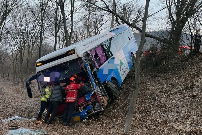 ‘80대 노인 운전’ 통근버스 굴삭기 추돌 후 언덕 아래로 떨어져...22명 부상