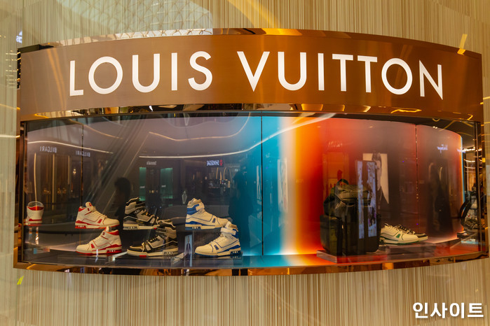 3위 샤넬, 2위 루이비통...국내 ‘짝퉁’ 명품 1위는 바로 ‘이것’