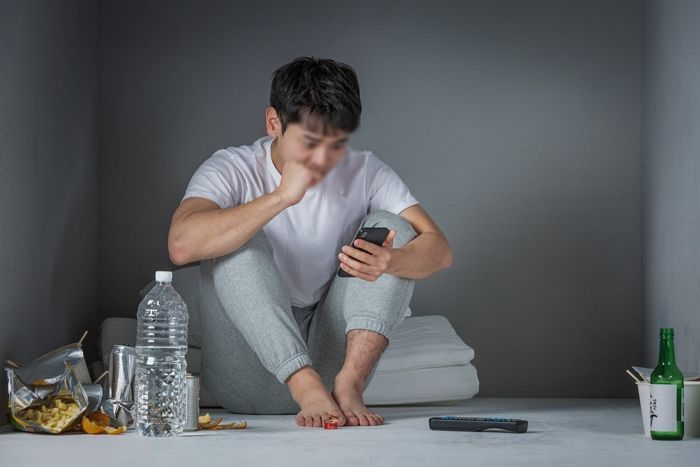 매일 밤, 낯선 남자들이‘성관계’하자고 찾아와 잠 못자는 청년의 기막힌 사연