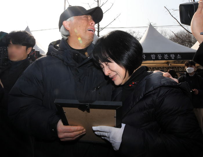 이태원 참사 녹사평역 분향소 철거...유족 “추모할 권리” 외치며 오열