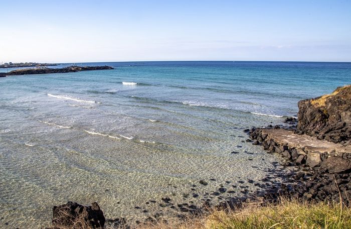 겨울 제주도 바닷가 놀러 가 ‘종아리 물높이’에서 다이빙해 ‘하반신 마비’된 고등학생