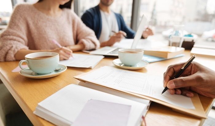 “카페서 죽치고 앉아 시끄럽게 문제 풀길래 뭐하나 봤더니, 신종 빌런인 ‘카페 과외족’이었습니다”