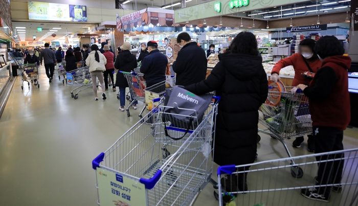 “한우가 반값이라니”...주차장까지 ‘오픈런’ 벌어진 강남의 대형마트 상황