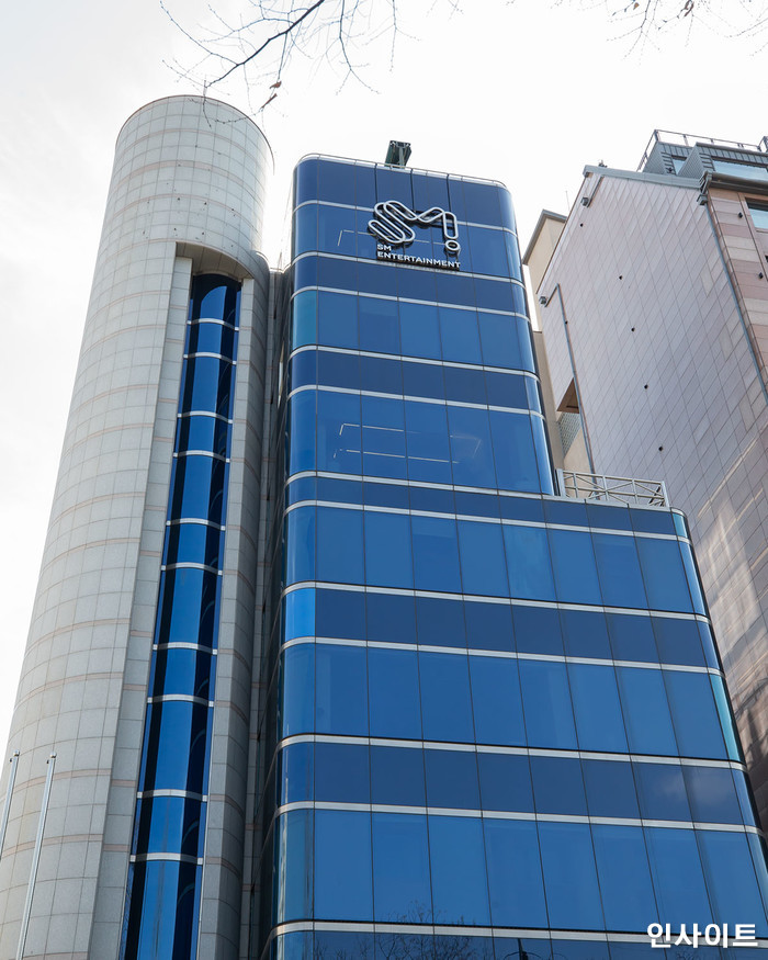 SM 직원들, 하이브에 반격 시작...“우리는 SM과 핑크블러드를 지킬 것”