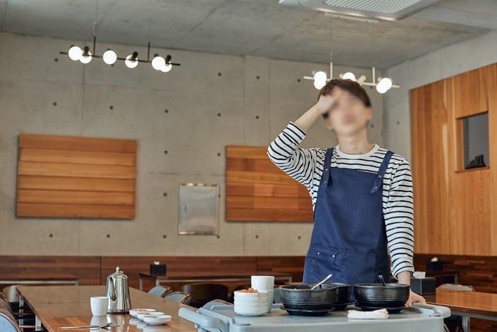 식당에서 밥 먹고 코푼 휴지 “치우는 게 매너다 vs 놓고 가도 된다”