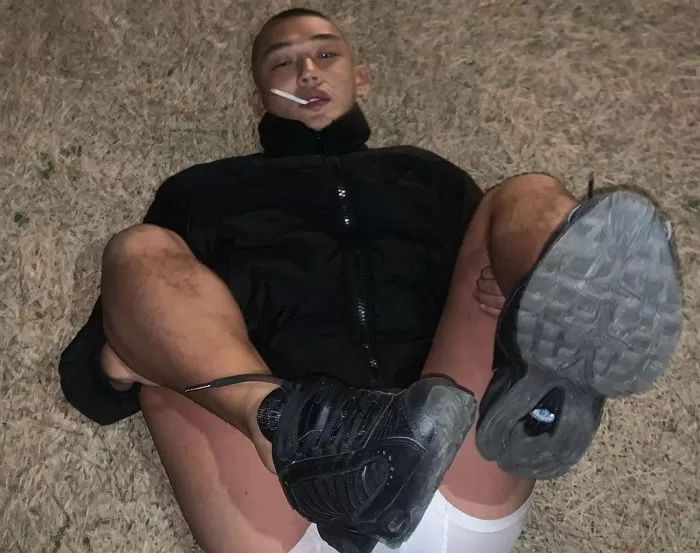 유아인 때문에 매출떨어질라...다급하게 유아인 얼굴 ‘종이’로 가려버린 매장 사장님