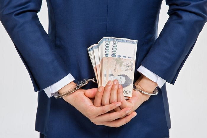 ‘스폰 제의’ DM 실시간방송서 박제한 트위치 인기 여캠...금액 수준이 충격