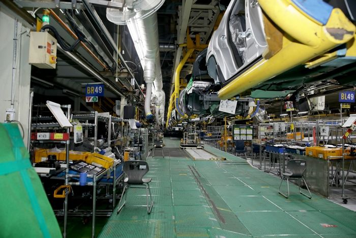 공장 안에서 담배 피우다가 금연 게시글까지 붙은 어느 자동차 회사 노조