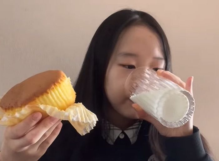 원조 ‘꼬마 유튜버’ 띠예, 벌써 중학생 됐다...교복 입고 먹방 찍어