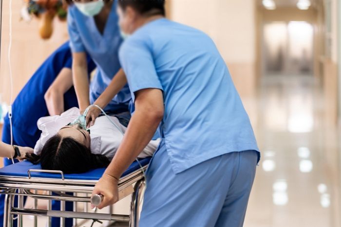 무릎에 피흘리는 여친 부축해 응급실 온 남성...간호사는 ‘데이트 폭력’ 직감했다