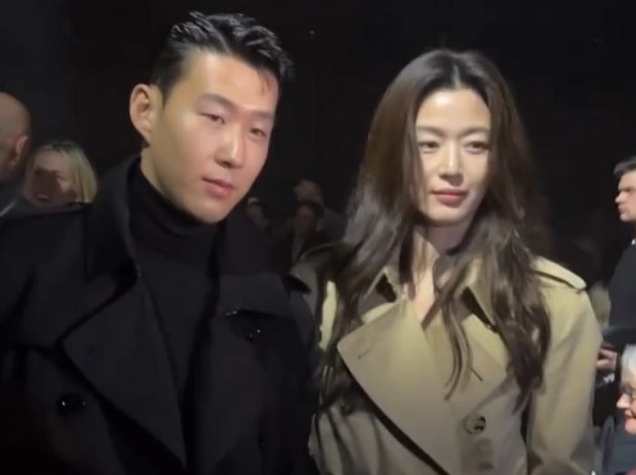 버버리 패션쇼에서 전지현 실물 처음 영접하고 ‘빙구미소’ 짓는 손흥민 (영상)