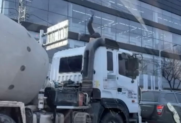 대구의 한 도로서 신호 대기 중 ‘트럭 지붕’ 올라가 비보잉(?) 하는 레미콘 운전자 (영상)