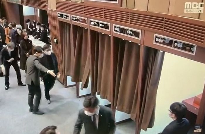 커튼 열어주는 직원 상주시켜 투표할 때 손 하나 까딱 안 하는 대한민국 국회의원들 (영상)