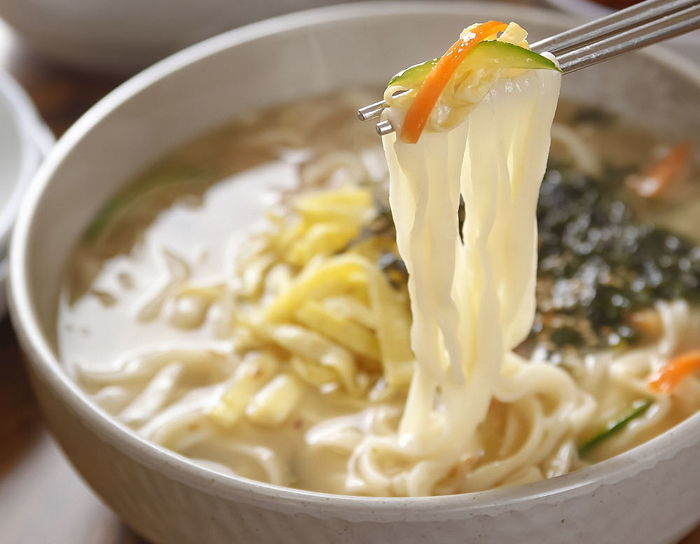 칼국숫집서 “아기 위한 음식 없다” 불평 리뷰한 아이 엄마에게 누리꾼들 이런 댓글 남겼습니다