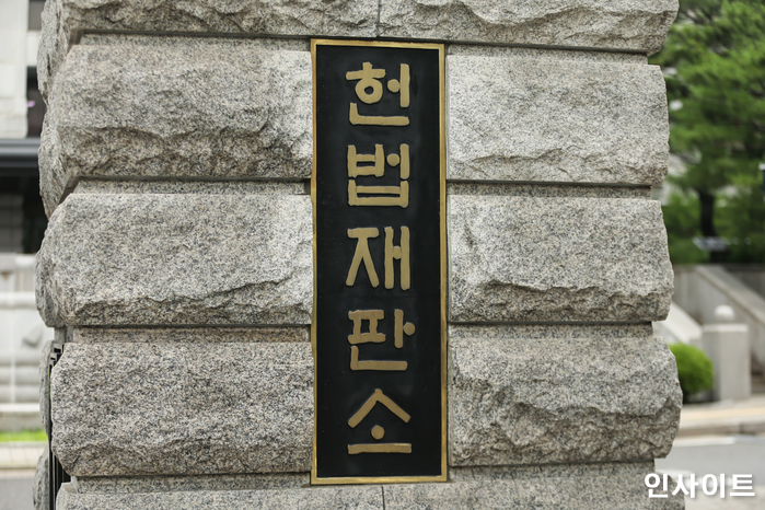 헌재 “주거침입 성범죄시 징역 7년 이상 중형은 위헌”