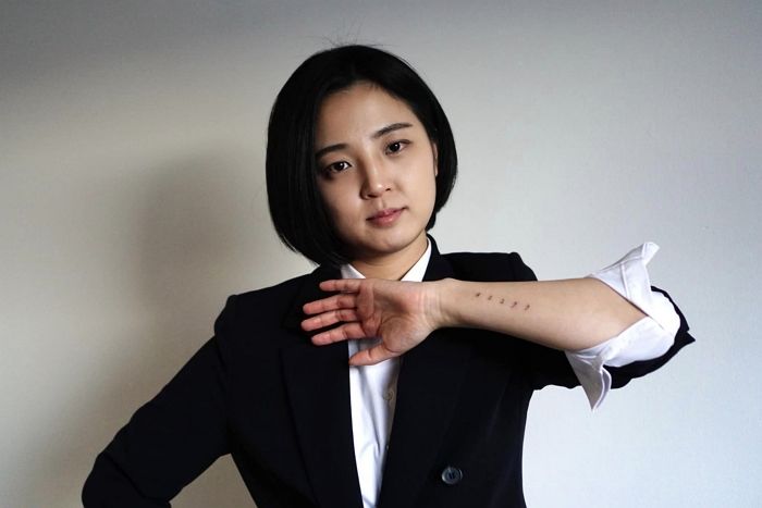 류호정 정의당 의원이 팔에 ‘42299’ 타투 새긴 이유