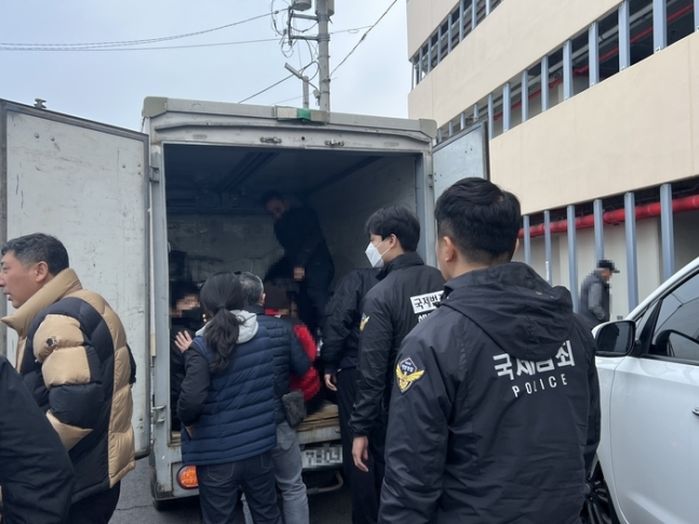 제주앞바다에 멈춘 트럭 문 열었더니...‘불법체류자 11명’ 대량 검거 (+영상)