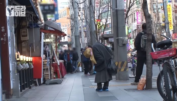 서울 종로 유명인사였던 ‘기역자 할머니’의 숨겨진 속사정 (+근황)