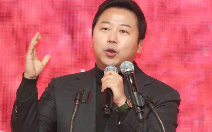 아이유 성적 대상화했다 논란 휩싸인 장예찬 웹소설...“무슨 내용이길래”