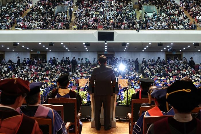 어제(27일) 연세대 졸업식에 상상도 못한 ‘엄청난 인물’이 깜짝 방문했습니다