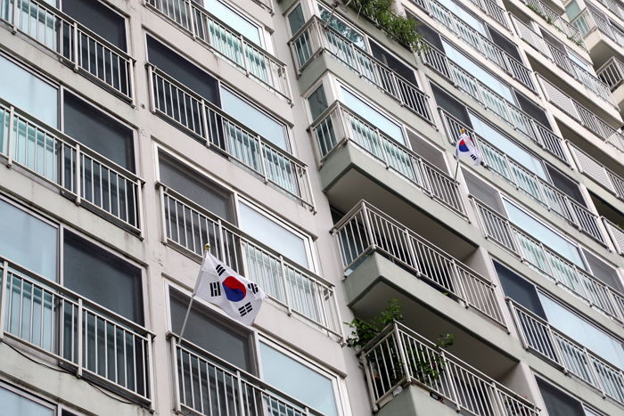 삼일절, 잊혀져 가는 태극기 게양...“안타깝다” vs “강요하면 꼰대”