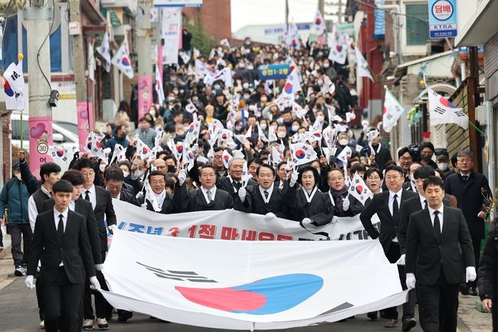 “일본 남자와 결혼하는 친구가 ‘일제강점기 콘셉트’로 웨딩사진 찍는다면, 여러분은 어떠세요?”