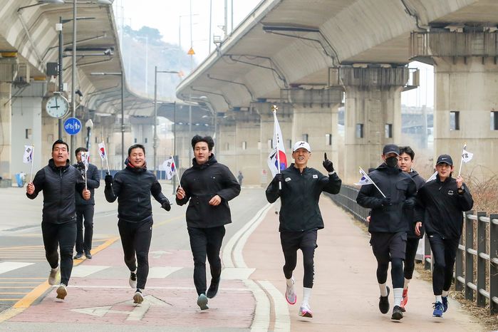 션, 삼일절 맞아 박보검·임시완과 31km 마라톤 완주...기부금 1억 4800만원‘ 전달