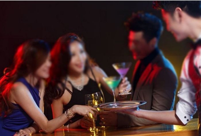 처녀파티에 ‘호스트’ 불러 밤새 논 예비신부, 아무 일도 없었다는데 믿어도 될까요?