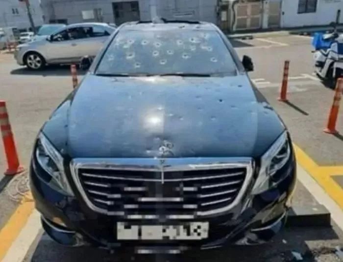 “망치로 내려친 이유가...” 불법주차했다가 ‘벌집’된 2억대 벤츠 사건의 ‘전말’