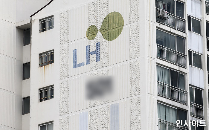 “너 엘사지?”...비하 표현 돼버린 ‘LH’, 아파트 외벽서 사라진다