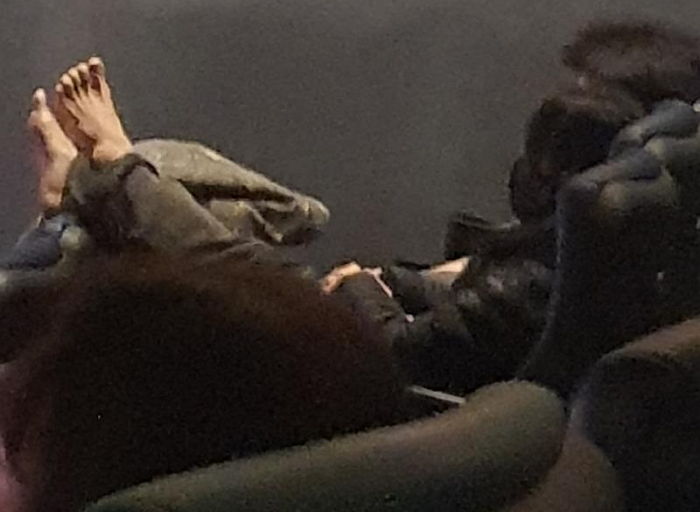 의정부 영화관서 앞좌석에 맨발 올리고 끝날 때까지 영화 감상한 민폐 커플