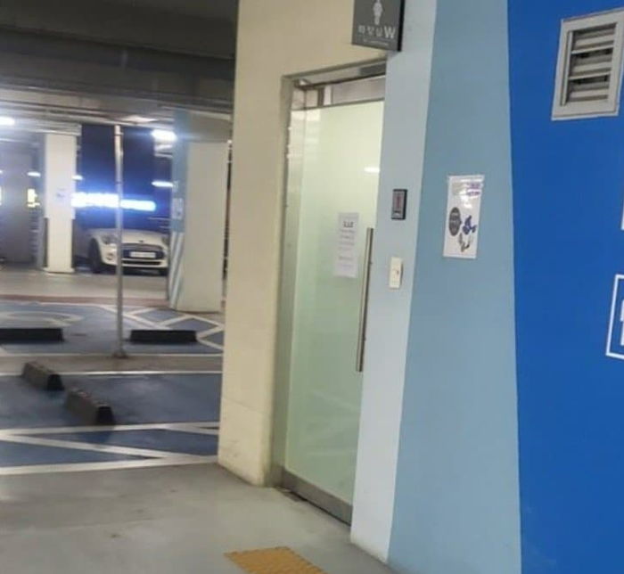 키 160cm만 넘으면 ‘용변칸’ 훤히 들여다 보이는 수원의 어느 여자 화장실