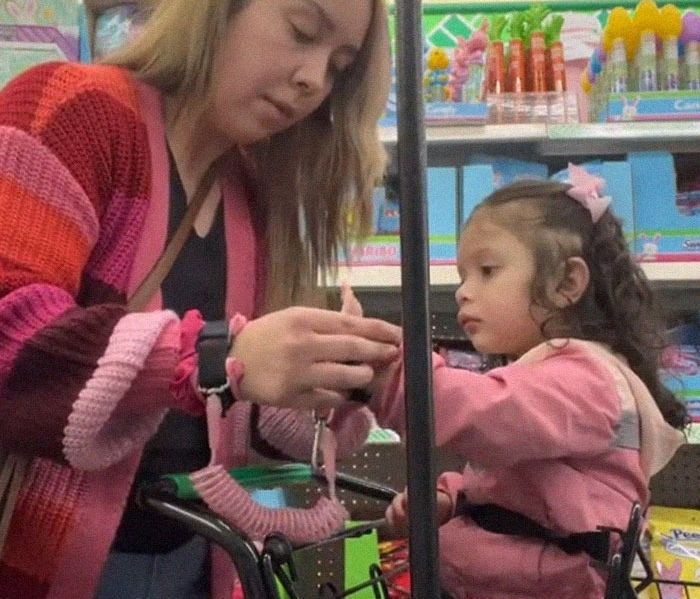 쇼핑하며 딸 팔목에 ‘미아 방지 줄’ 채운 엄마...‘과하다 vs 세상 흉흉해’