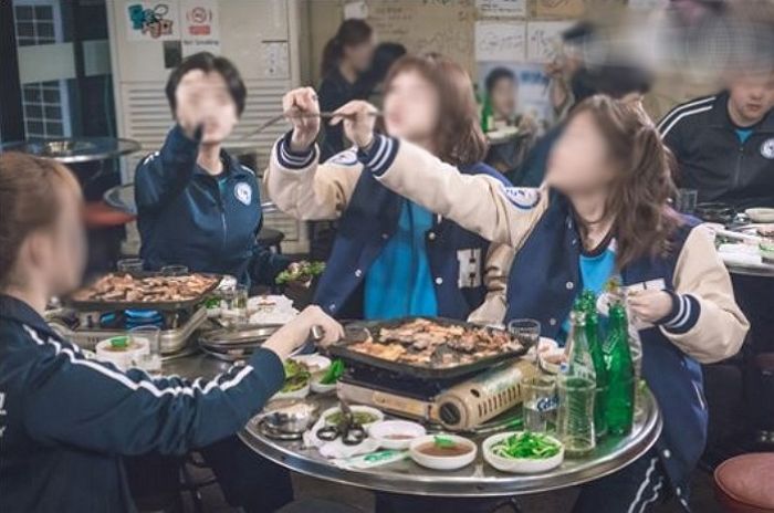 삼겹살 먹다가 종이컵에 모인 ‘돼지기름’으로 볶음밥 만드는 백종원...“맛잘알이다 vs 과하다”