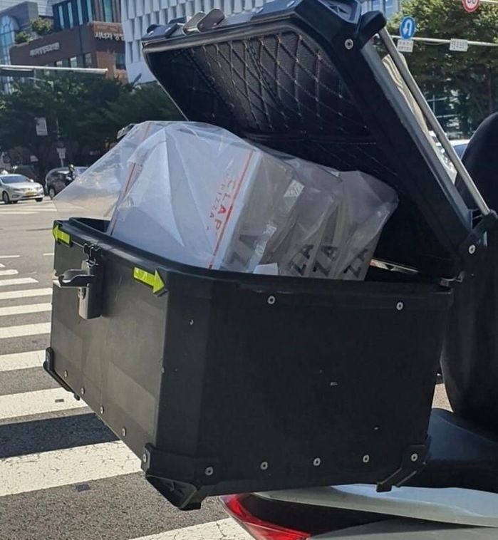 “피자 세 판 ‘세로’로 세워서 배달 가는 상남자 라이더를 만났습니다”