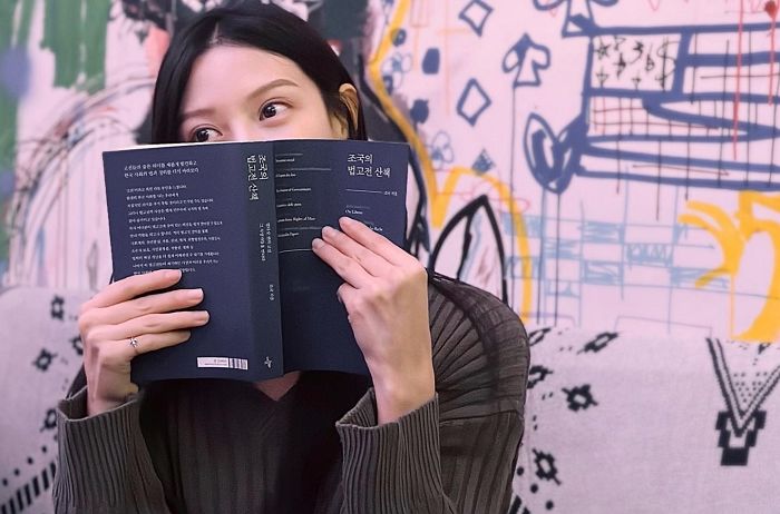 딸 조민, 아빠 조국 책 홍보하자 쏟아진 환호...지지자들 “모델료 받자”