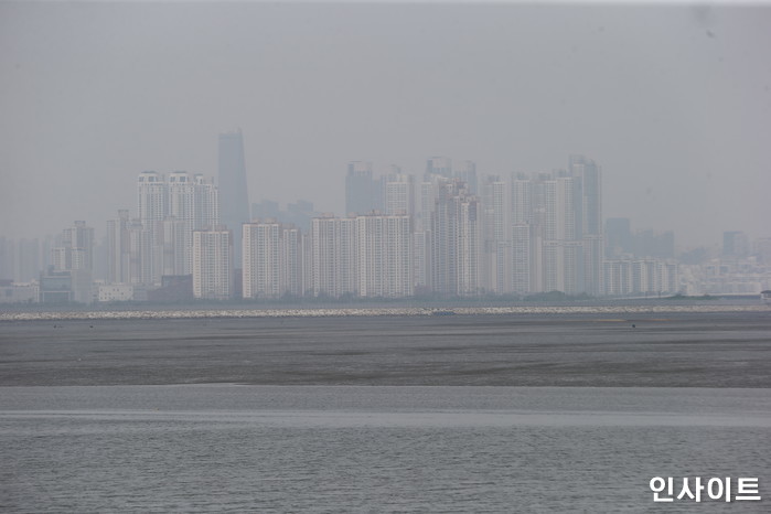 “발사체에 맞아 깨진 흔적”... 송도 29층 아파트 유리창 굉음과 함께 깨져