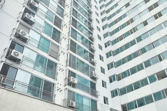 29층 유리창 깨진 송도 아파트...1층서 ‘쇠구슬’ 발견