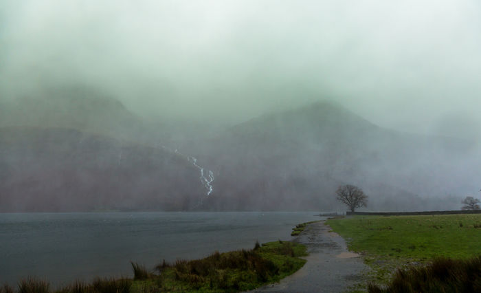 전남 여수 도심의 공원 호수서 20대 여성 숨진 채 발견됐다