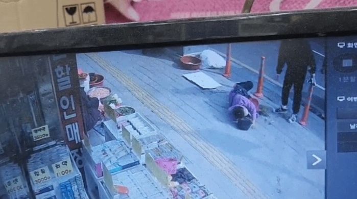 길거리에서 채소 팔던 할머니 내동댕이 치는 울산 노점 단속원