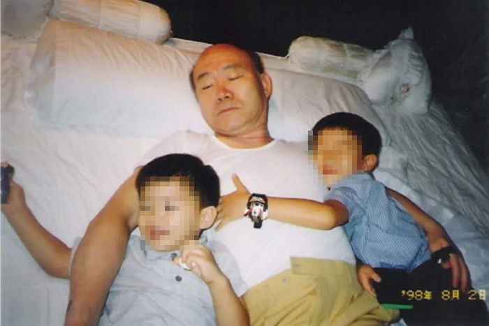 전두환 손자, 가족사진 공개하며 “할아버지는 학살자...가족들 검은돈 쓰고 있다” 폭로