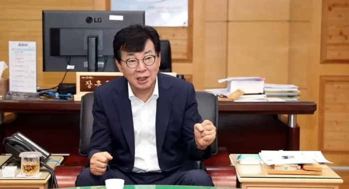 아들 결혼한다고 ‘계좌번호’ 적힌 청첩장 1300명에게 돌린 전남 장흥군수