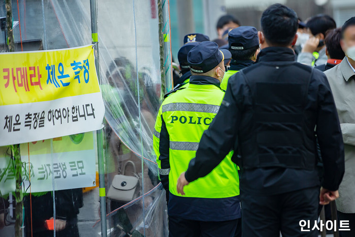 흉기에 목 찔리고도 계속 근무한 부산 경찰...동료들은 ‘무관심’