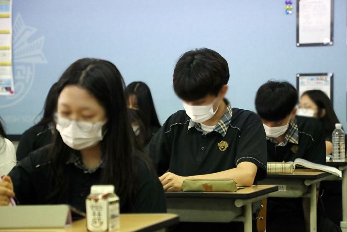 “마스크 벗기 창피해요” 교실서 마스크 끼고 옆자리 친구와 ‘카톡’으로 소통하는 요즘 10대들