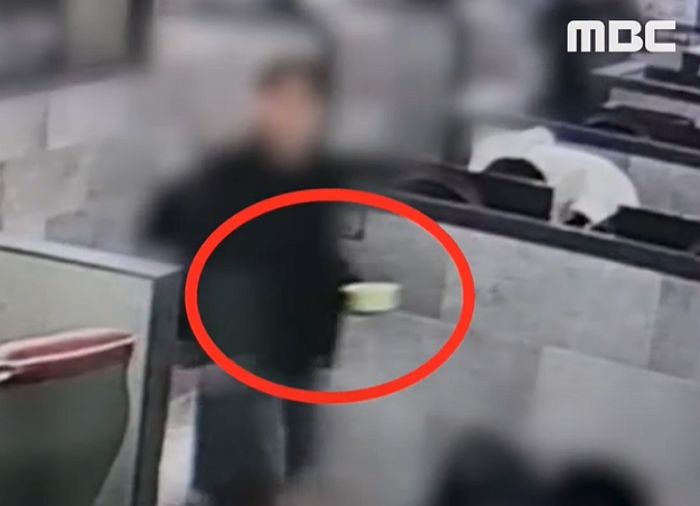‘외부 음식 반입금지’ 안내받자 먹던 밥 뒤엎고 나가버린 PC방 빌런 (+영상)