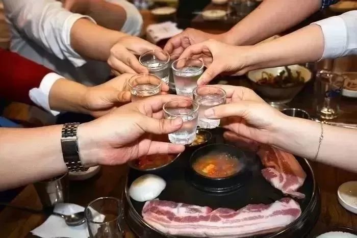 금요일 점심부터 카라반에서 고기 구워먹고 6시 칼퇴 하는 어느 회사의 ‘꿀회식’ 문화